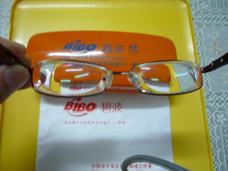 又特意让碧波眼镜为其再制作两幅极限度数眼镜(联合光度-2500度),这次